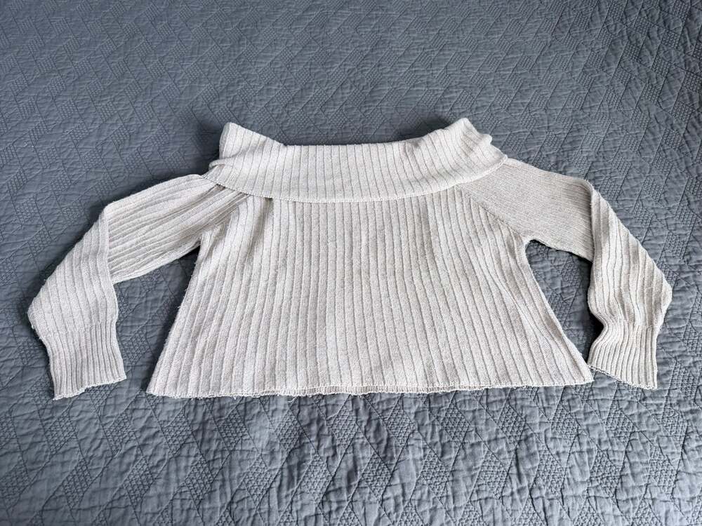 American Eagle Women's Beige Rib-Knit Off-the-Shoulder Long Sleeve Sweater M

AD